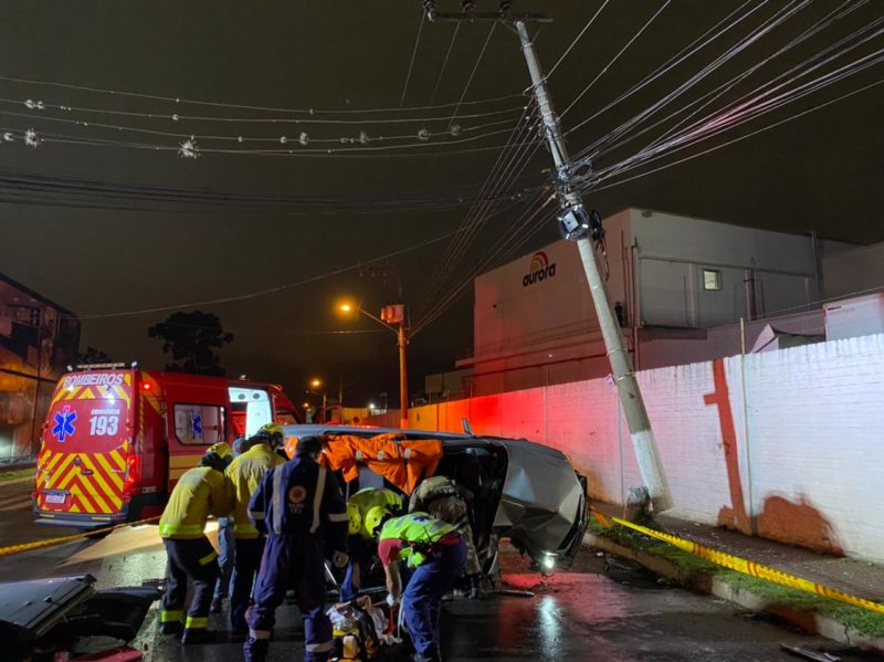 Vítimas foram desencarceradas do carro. – Foto: Corpo de Bombeiros Militar/Divulgação/ND