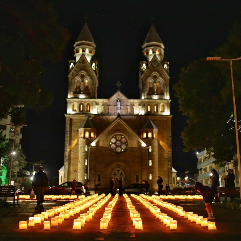 Uma homenagem emocionante foi prestada às vítimas da Covid-19, em Lages. Nesta quarta-feira (31), a Pastoral Escolar do Colégio Santa Rosa de Lima acendeu 400 velas em homenagem às vítimas do novo coronavírus na Serra catarinense. As informações são do Colégio Santa Rosa de Lima – Foto: Colégio Santa Rosa de Lima/Reprodução/ND