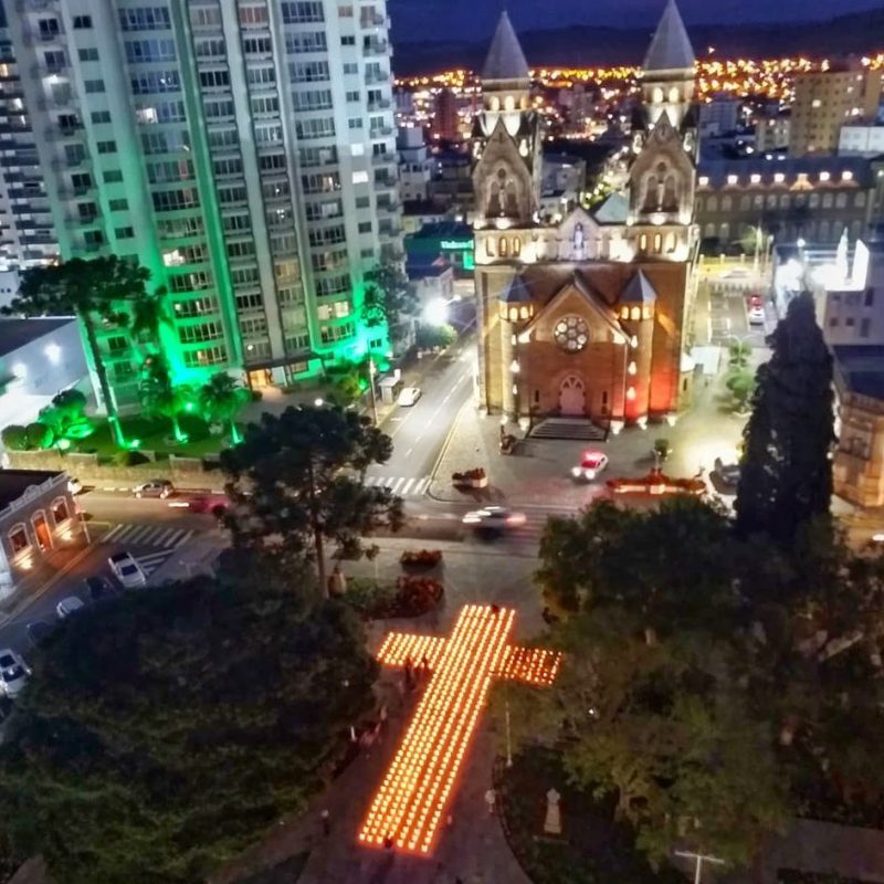 Mais de 400 velas foram acessas em frente a catedral de Lages – Foto: Colégio Santa Rosa de Lima/Reprodução/ND