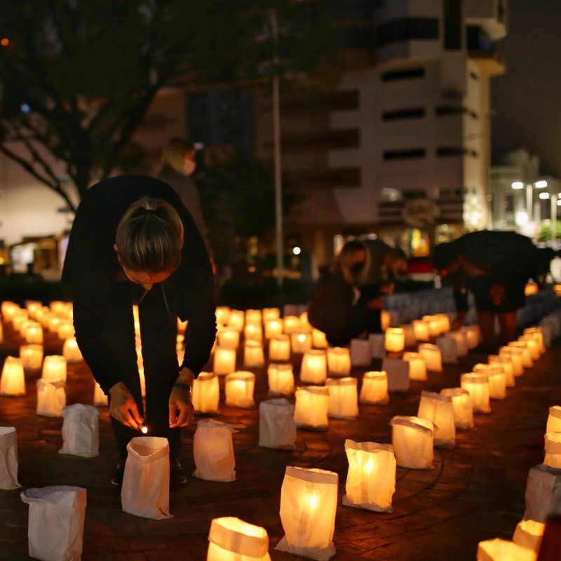 Cada vela é dedicada a cada uma das 434 vítimas que morreram de Covid-19 na região – Foto: Colégio Santa Rosa de Lima/Reprodução/ND