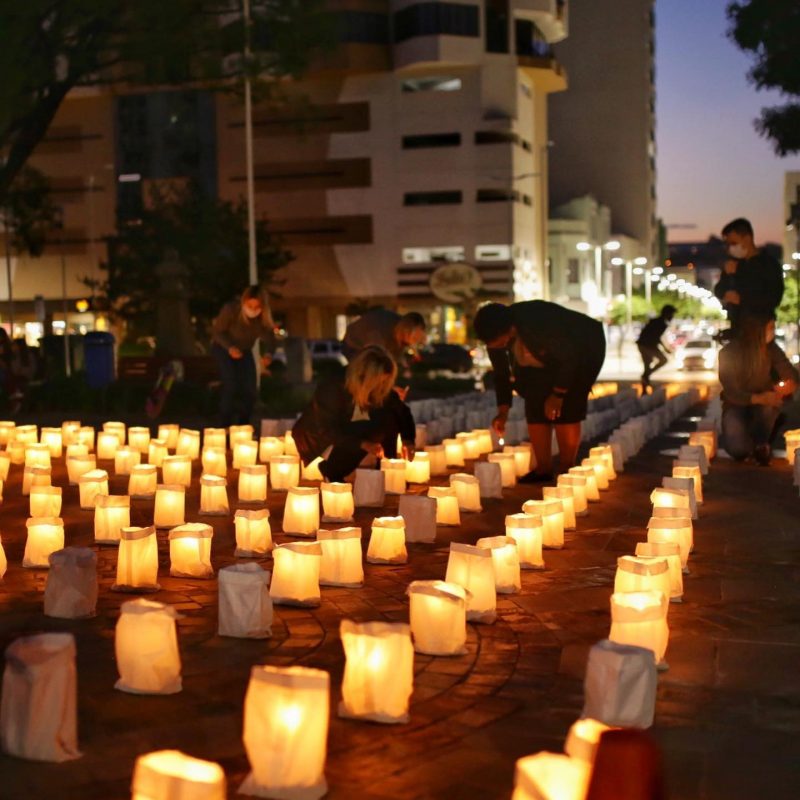 “Nesta semana iniciamos a Semana Santa, quando recordamos a paixão, morte e Ressureição de Cristo. Estes nossos irmãos também passaram pelo calvário e tiveram suas vidas ceifadas em decorrência de um vírus. Deixaram um vazio enorme na vida dos seus familiares. Porém, não se pode perder a fé, pois a Ressurreição é a certeza da “luz” que brilha nas trevas e aponta a vida nova. Na escuridão, não vemos nada, mas quando se acende a “luz”, enxergamos a vida, que é o fruto do amor. Que possamos continuar acreditando no amanhã, pois o caminho é longo, mas Cristo Ressuscitado estará sempre ao nosso lado” concluiu a irmã – Foto: Colégio Santa Rosa de Lima/Reprodução/ND