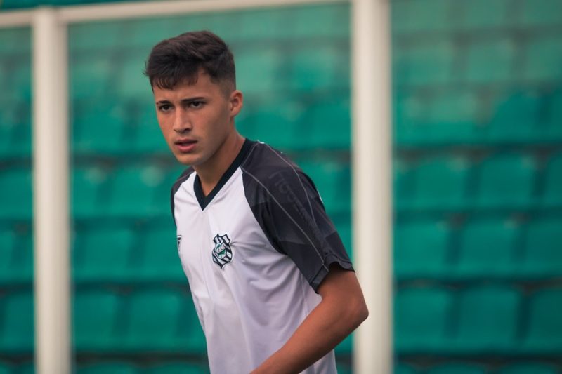 Davi Kuhn em treino do Figueirense