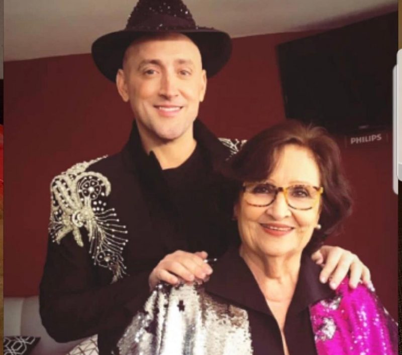Paulo Gustavo com as mãos nos ombros da mãe