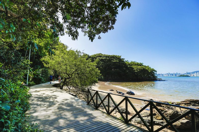 Deck do Pontal Norte de Balneário Camboriú em dia ensolarado