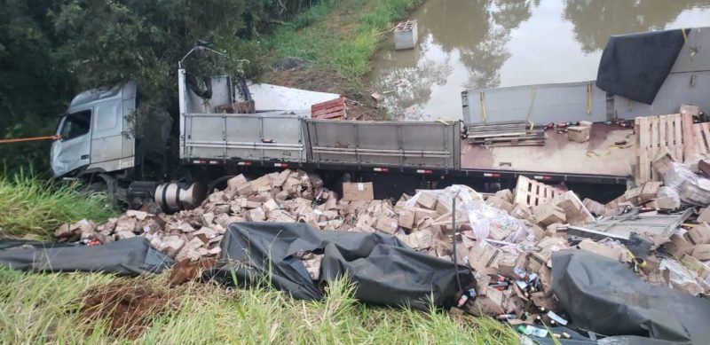 Caminh&atilde;o estava carregado de vinho – Foto: Divulga&ccedil;&atilde;o/Corpo de Bombeiros/ND