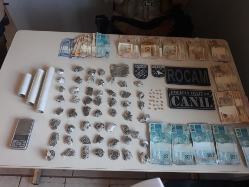 A droga e o dinheiro foram apreendidos na tarde desta terça-feira (27). – Foto: Diego Antunes NDTV Chapecó (3)