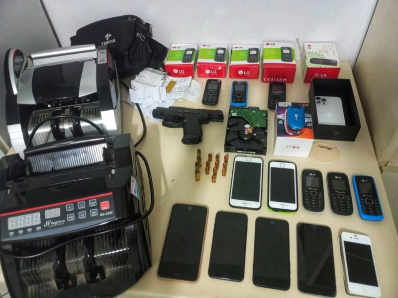 Outros equipamentos e celulares apreendidos pela pol&iacute;cia, que cumpriu mandado de busca e apreens&atilde;o – Foto: Pol&iacute;cia Civil/Divulga&ccedil;&atilde;o ND