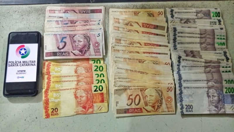 Dinheiro falso foi encontrado escondido na cueca de dois adolescentes – Foto: Divulgação/Polícia Militar