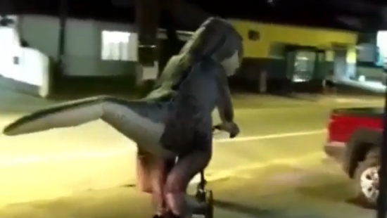 VÍDEO: dinossauro de patinete volta a aparecer em Joinville e posa para fotos