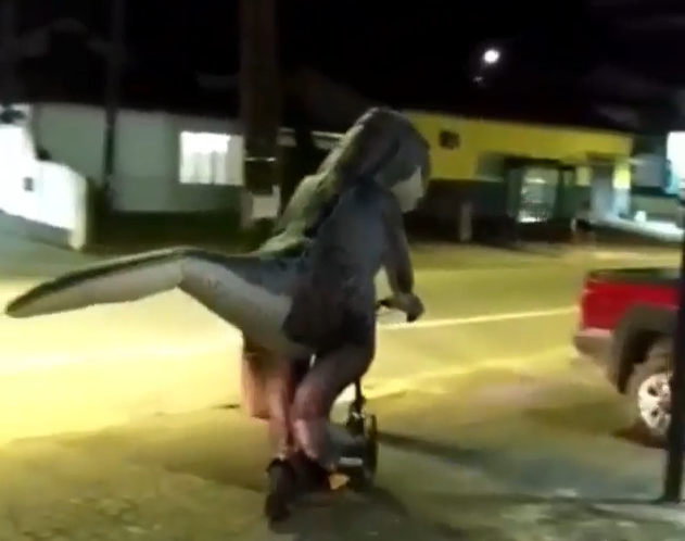 Dinossauro voltou a aparecer nas ruas de Joinville neste fim de semana &#8211; Foto: Aconteceu em Joinville/Divulgação