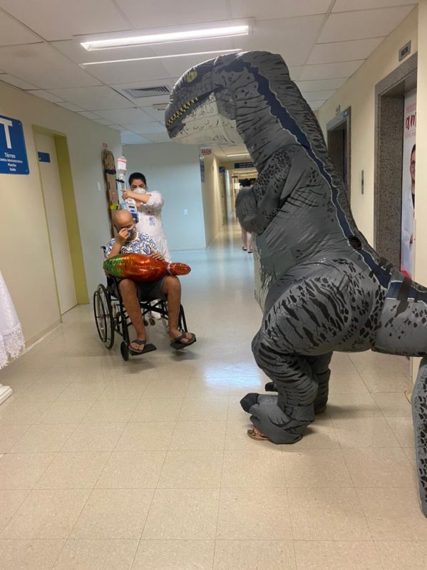 Visita ao hospital ocorreu no s&aacute;bado (11) e emocionou funcion&aacute;rios e familiares – Foto: Arquivo pessoal/Divulga&ccedil;&atilde;o