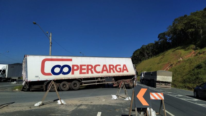 Parte das rodas traseiras esquerdas do reboque caíram no buraco ao fazer um retorno – Foto: Divulgação/PRF/ND