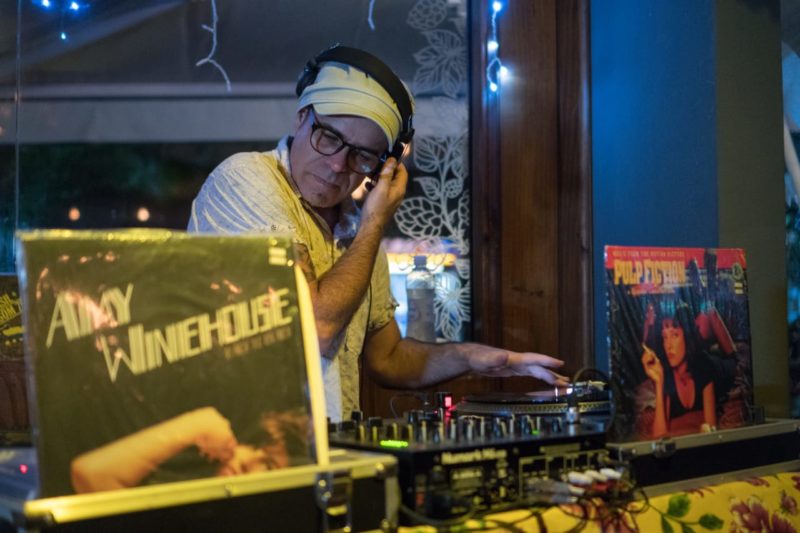 DJ Marcelo Pimenta aprendeu a fazer lives e vem aceitando trabalhos eventuais – Foto: Daniel Combat/Divulga&ccedil;&atilde;o/ND