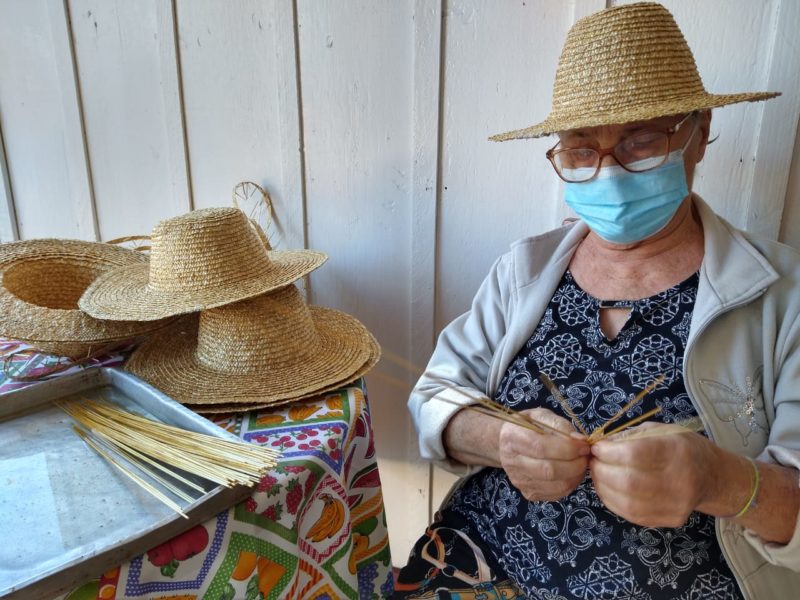 Dona Graciosa usou do isolamento nessa pandemia para confeccionar chapéus &#8211; Foto: Carolina Debiasi/ND