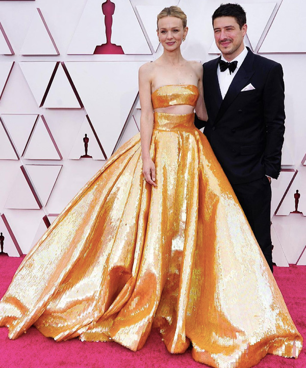 Carey Mulligan se destacou com o dourado da Maison Valentino – Reprodução: Just Jared/ND