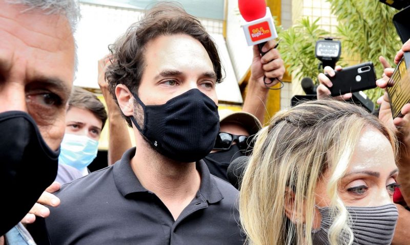 Dr. Jairinho, namorado de Monique Medeiros da Costa e Silva, mãe do menino Henry Borel, saem da Delegacia de Polícia da Barra da Tijuca(16ªDP) após prestar depoimento sobre a morte do menido de 4 anos. – Foto: Tânia Rêgo/Agência Brasil/ND