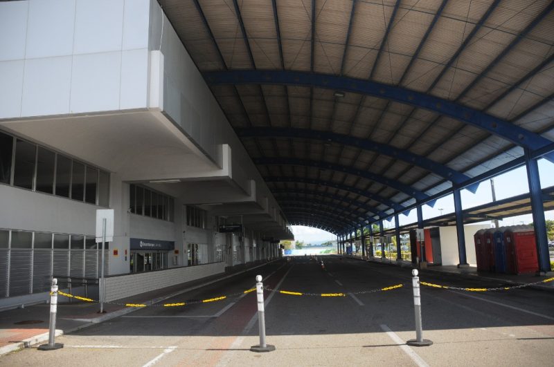 Drive-thru para vacinação em Florianópolis fechado e vazio