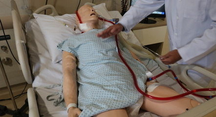 Sangue sai do doente é oxigenado por máquina e volta – Foto: Reprodução/ND