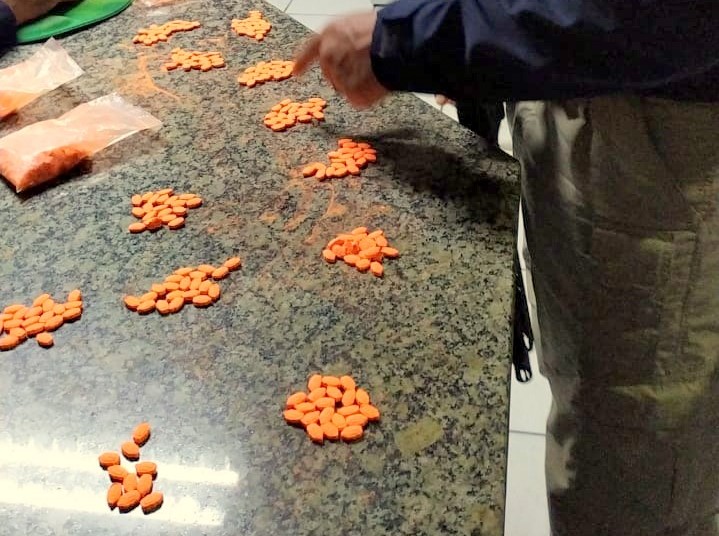 Drogas estavam em envelopes dentro de um carro com placa de Itajaí – Foto: PRF/Divulgação