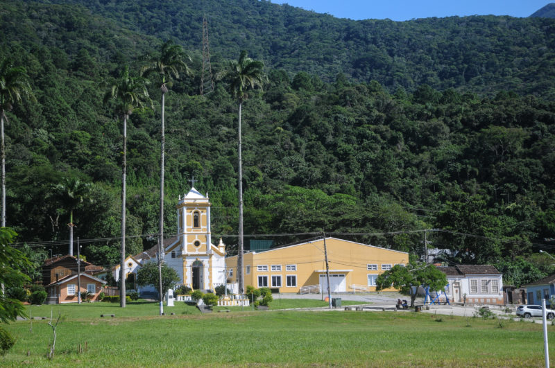 Na Enseada, apenas um campo de vegetação separa a igreja do mar