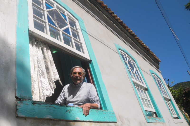 Peninha vive num casarão antigo, às margens da praça da Enseada de Brita
