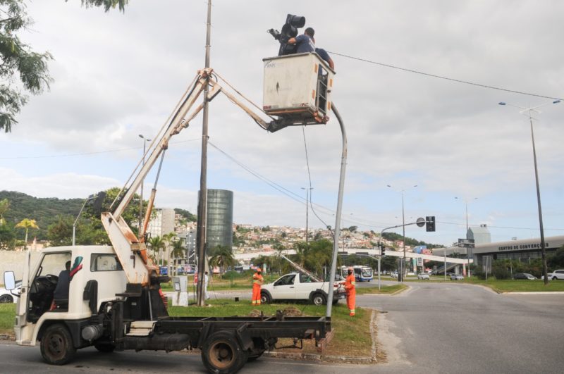 Equipamento de elevação usado no ajuste da fiação dos semáforos