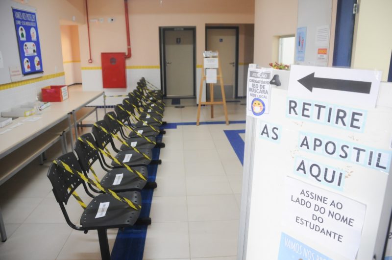 Espa&ccedil;o para retirada de apostilas dos alunos do ensino remoto – Foto: Leo Munhoz/ND
