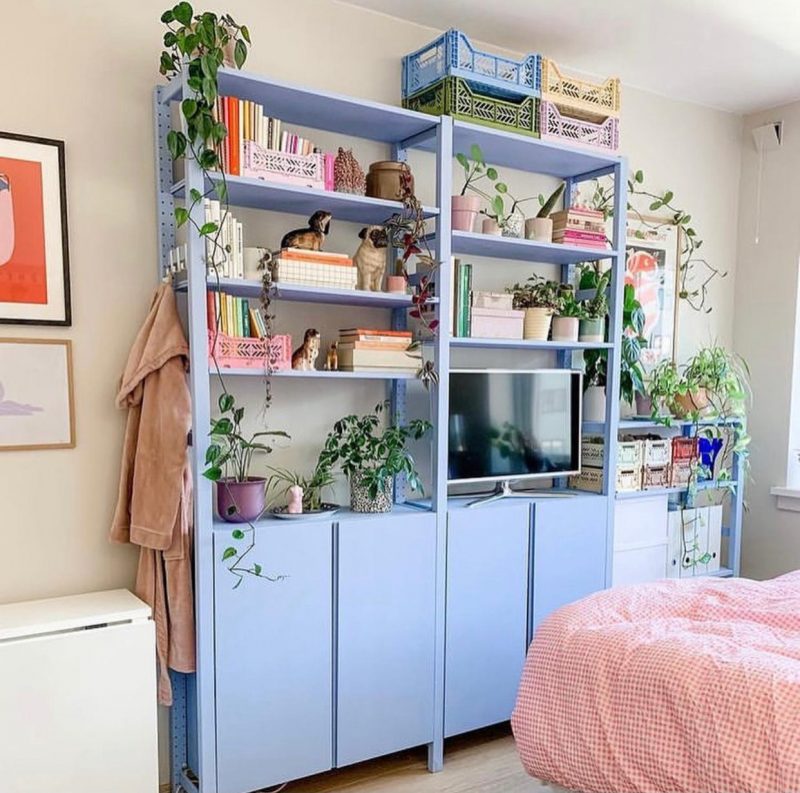 Este outro quarto tem um mix de muitos tons pastéis, a estante num azul bebê, as quatro caixas acima em quatro tons diferentes de tons pasteis e a colcha da cama num tom de rosa pastel também. -Reprodução/ Instagram _homedreaming/ ND