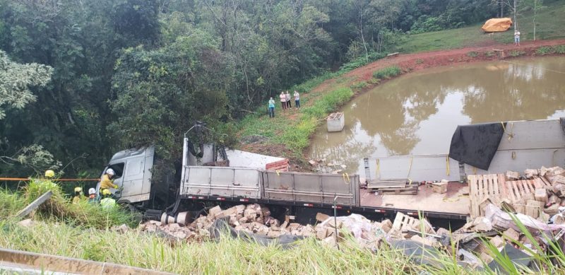 Motorista do caminh&atilde;o sofreu alguns ferimentos pelo corpo, foi resgatado pelos bombeiros e levado ao hospital – Foto: Bombeiros/ND