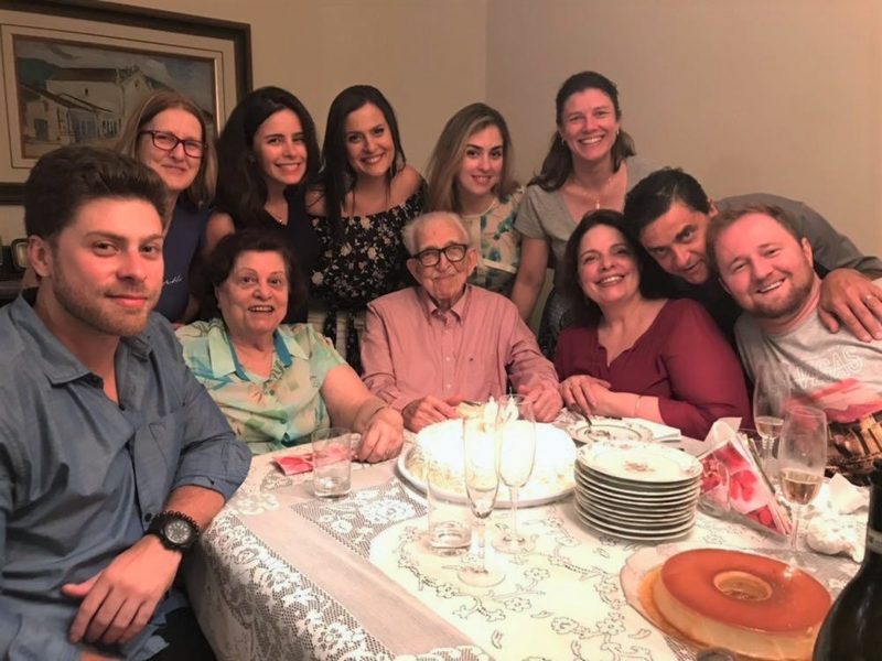 Mô Kotzias à mesa com os pais, Eudoquia Fermanes Kotzias e Miguel Anastácio Kotzias, e demais familiares – Foto: Divulgação/ND