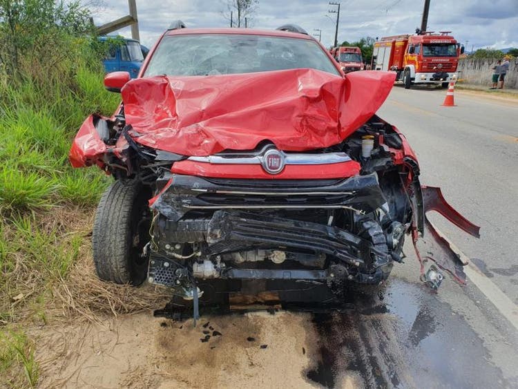 Fiat Toro também ficou bastante danificada com o impacto – Foto: PMSC/Divulgação