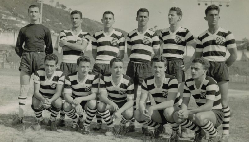Equipe do Figueirense na temporada de 1954 em mais um jogo realizado no est&aacute;dio Adolfo Konder, onde hoje funciona o Shopping Beira Mar, no centro de Florian&oacute;polis. Em p&eacute;: Mafra, Julinho, Laudares, An&iacute;bal, H&eacute;lcio e Trilha. Pl&aacute;cido, Betinho, Meireles, Danir e Pacheco.