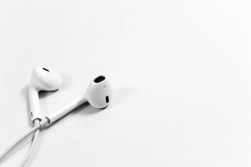 Homem morreu após levar choque pelos fones de ouvido – Foto: Pixabay