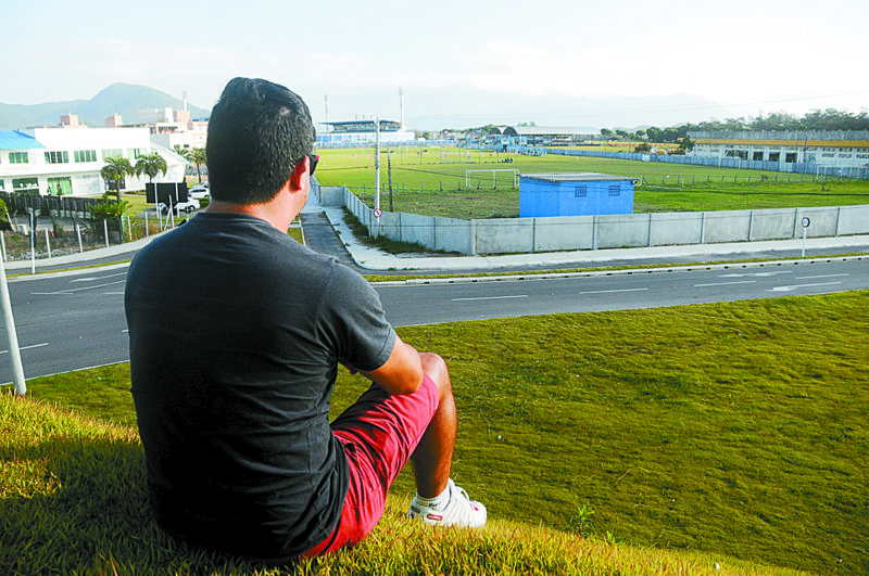 Maur&iacute;cio Mendes acompanha o treino do filho – Foto: Leo Munhoz/ND
