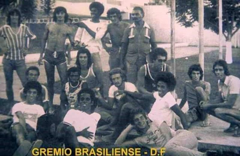 Os “candangos” no Grêmio Brasiliense: Em pé: Joaco, Mosca, Izalto, Jorge Alemão e Baiano. Sentados: Sebinho, Zé Carlos, Celinho, Jaílson, Ademir, Jardim e Beto Pescoço. Na frente: Fatia, Joel Passos, Edenílson e Raul – Foto: Celinho/Acervo pessoal/ND