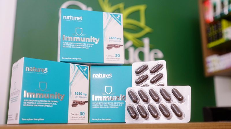 Immunity, da Nature 8, é um suplemento alimentar de extrato de própolis, composto por vitaminas C, D e E, e os minerais selênio e zinco – Foto: Divulgação