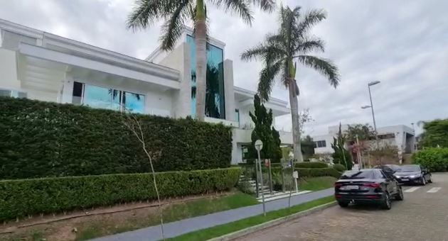 Fachada da mansão onde Polícia Civil cumpriu mandado de busca e apreensão na manhã desta quarta (14), em Jurerê Internacional – Foto: Reprodução/Polícia Civil/ND