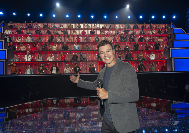 Rodrigo Faro em frente ao painel do Canta Comigo