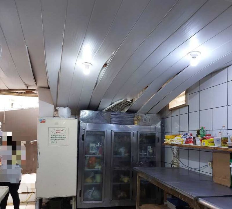 Estabelecimento com tábuas do teto caindo