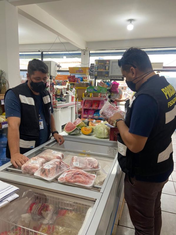 Procon apreendeu 17kg de carnes em supermercado no Norte da Ilha – Foto: Divulgação/PMF