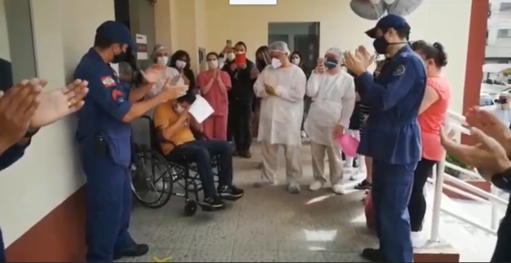 Cabo do CBMSC é aplaudido ao deixar hospital, em Lages – Foto: Foto: Reprodução vídeo