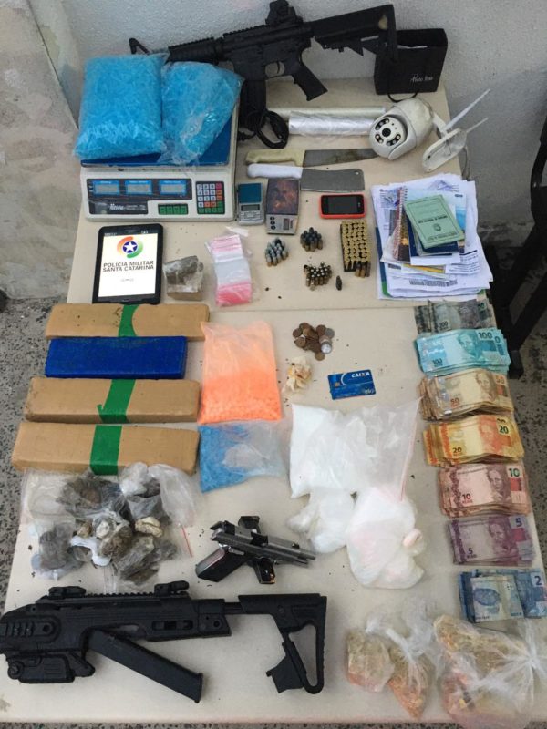 Drogas, munições e a réplica de uma metralhadora foram apreendidas com o suspeito – Foto: Polícia Militar/Divulgação