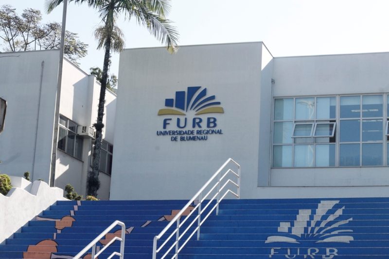 A Furb (Universidade Regional de Blumenau) está oferecendo bolsas de estudo em 13 cursos de licenciatura com mensalidades totalmente gratuitas e ajuda de custos aos primeiros inscritos em cada turma. As vagas foram disponibilizadas por meio de edital do Fumdes (Fundo de Apoio à Manutenção e ao Desenvolvimento da Educação Superior) do governo de Santa Catarina, que busca a formação de professores para atuarem na educação básica do Estado – Foto: FURB/Gregory Martins/Divulgação/ND