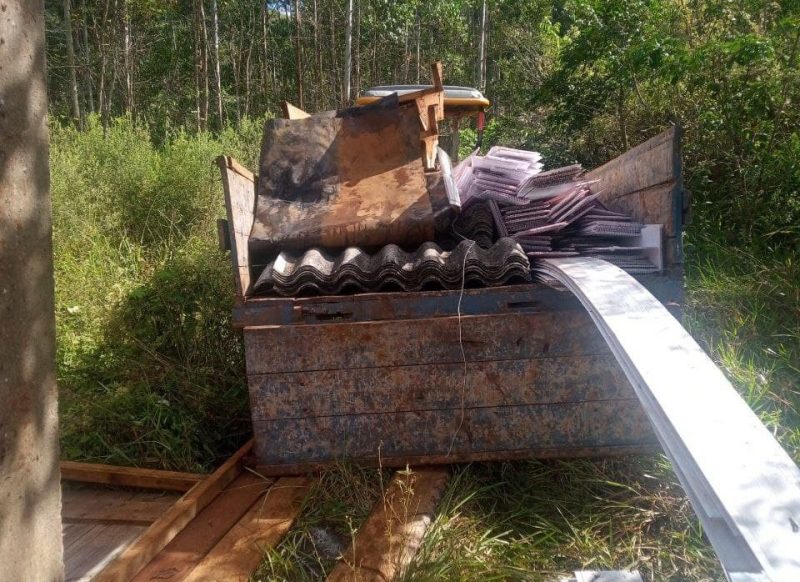 Homens s&atilde;o flagrados desmanchando casa para furtar em SC – Foto: PM/ND