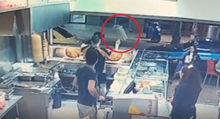 Funcionário de kebaberia golpeou mão-leve com fritadeira e impediu um furto de pizza – Foto: Reprodução/TikTok/Jamil.Choral