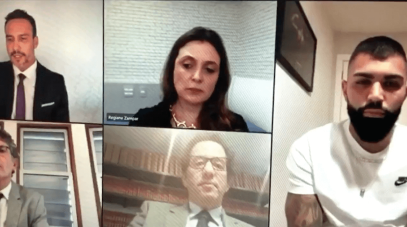 Gabigol ouve em silêncio e acata a decisão do juiz – Foto: Reprodução