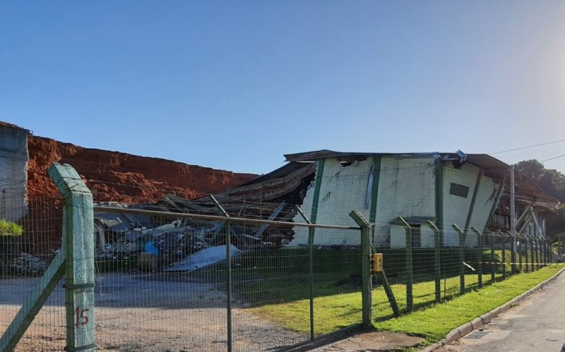 Parte de galpão ficou destruída após deslizamento – Foto: CBMSC/Divulgação/ND