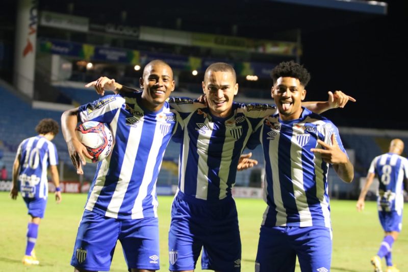 A base do Avaí comemora classificação para as semifinais do catarinense 2021; jovens são a aposta do técnico Claudinei Oliveira para os jogos contra o Brusque – Foto: Frederico Tadeu/Avaí FC
