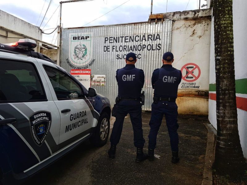 Agentes da GMF encaminharam o homem de 31 anos para o pres&iacute;dio de Florian&oacute;polis – Foto: Divulga&ccedil;&atilde;o/GMF