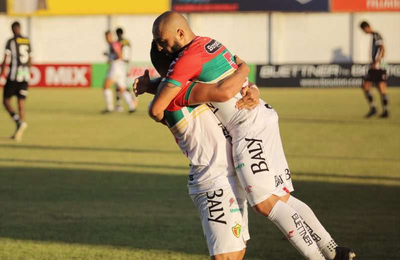 Jogadores do Brusque comemoram os gols de Júnior Pirambu – Foto: Lucas Gabriel Cardoso/Brusque FC